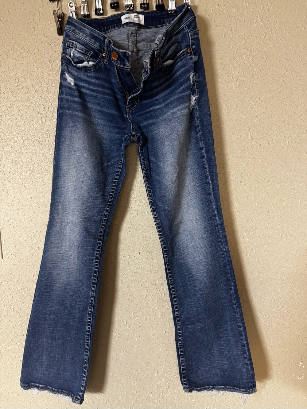 Women's Medium Wash Distressed Straight-Leg Jeans‎